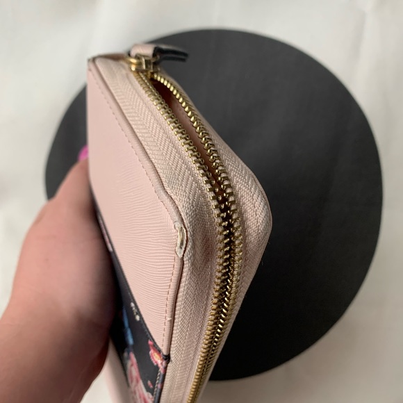 Guess purse 💕 - Picture 8 of 10